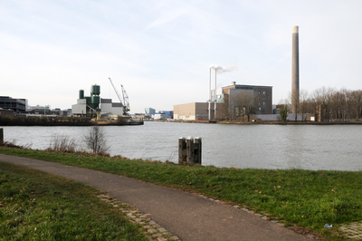 913314 Gezicht over het Amsterdam-Rijnkanaal te Utrecht, vanaf de Keulsekade, met links de betonfabriek van Heidelberg ...